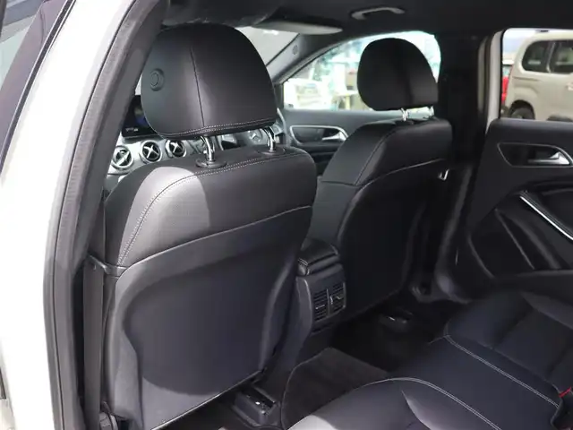 メルセデス・ベンツ ＧＬＡ２２０ 4マチック 長野県 2018(平30)年 3.7万km ポーラホワイト レーダーセーフティＰＫＧ　/黒革シート　/純正ナビＴＶ　/バックカメラ　/ＣａｒＰｌａｙ　/ディストロニック　/衝突軽減Ｂ　/ＬＫＡ　/ＢＳＭ　/シートヒーター　/パワーバックドア　/キーレスゴー　/ＬＥＤライト　/純正１８ＡW