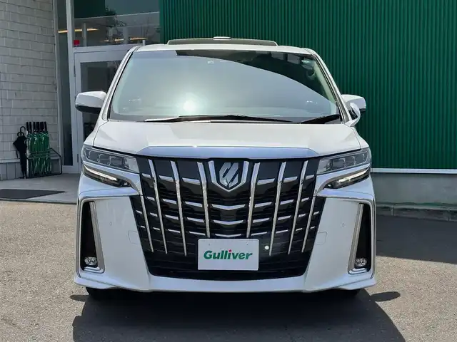トヨタ アルファード S Cパッケージ 宮城県 2022(令4)年 2.3万km ホワイトパールクリスタルシャイン ツインムーンルーフ/デジタルインナーミラー/ブラインドスポットモニター/パーキングサポートブレーキ（後方接近車両）/スペアタイヤ/＝＝＝/セーフティセンス/・プリクラッシュセーフティ/・レーントレーシングアシスト/・ロードサインアシスト/・アダプティブハイビームシステム/・レーダークルーズコントロール（全車速追従機能付）/パーキングサポートブレーキ（前後方静止物）/純正12インチフリップダウンモニター/9インチディスプレイオーディオ/・ナビ機能付/・CD/DVDデッキ/・Bluetooth/・フルセグTV/社外ツィータースピーカー/バックカメラ/ビルトインETC/ドライブレコーダー/AC100V/100Wコンセント/パワーバックドア/両側パワースライドドア/合皮シート/シートヒーター/ベンチレーション/パワーシート（運転席メモリー機能付）/ウッドコンビステアリング/ステアリングヒーター/電動パーキングブレーキ/ブレーキホールド/3眼LEDヘッドランプ/純正18インチAW/W/サイド/カーテンエアバッグ