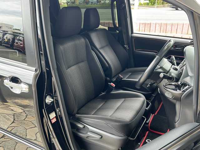 トヨタ ヴォクシー ハイブリッド ZS 煌Ⅱ 静岡県 2019(平31)年 8.2万km ブラック 【主要装備】/純正１０インチナビ　/フルセグテレビ　/純正１２インチフリップダウンモニター　/両側パワースライドドア　/純正１６インチアルミホイール　/前席シートヒーター　/ＥＴＣ　/ステアリングスイッチ　/スペアキー有り/プッシュスタート/スマートキー/クルーズコントロール/オートマチックハイビーム/プリクラッシュセーフティ