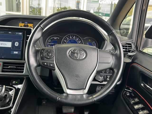 トヨタ ヴォクシー ハイブリッド ZS 煌Ⅱ 静岡県 2019(平31)年 8.2万km ブラック 【主要装備】/純正１０インチナビ　/フルセグテレビ　/純正１２インチフリップダウンモニター　/両側パワースライドドア　/純正１６インチアルミホイール　/前席シートヒーター　/ＥＴＣ　/ステアリングスイッチ　/スペアキー有り/プッシュスタート/スマートキー/クルーズコントロール/オートマチックハイビーム/プリクラッシュセーフティ