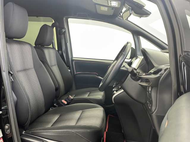 トヨタ ヴォクシー ハイブリッド ZS 煌Ⅱ 栃木県 2019(平31)年 8.2万km ブラック 純正10型ナビ/　　CD/DVD/Bluetooth/AM/FM/フルセグTV/バックカメラ/ビルトインETC2.0/トヨタセーフティーセンス /・プリクラッシュセーフティー/・レーンデパーチャーアラート/・オートマチックハイビーム/クルーズコントロール/前後クリアランスソナー/純正１２型フリップダウンモニター　/両側パワースライドドア　/純正ドライブレコーダー/純正１６インチアルミホイール　/前席シートヒーター　/ＥＴＣ　/ステアリングスイッチ　/スペアキー有り/プッシュスタート/スマートキー
