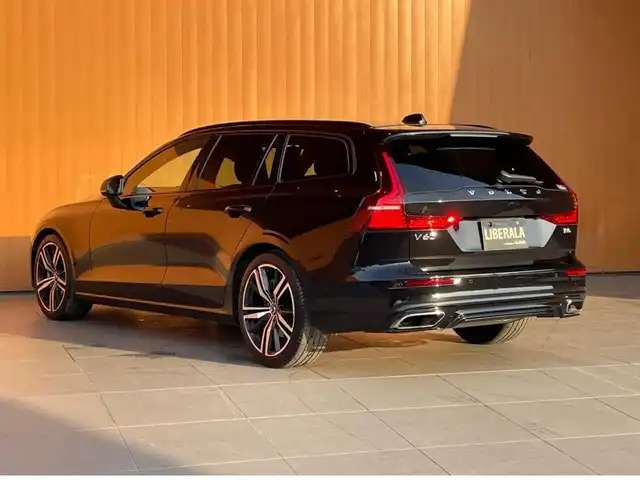 ボルボ Ｖ６０ B5 Rデザイン 愛知県 2021(令3)年 3.5万km オニキスブラックP サンルーフ/ヘッドアップディスプレイ /Bowers＆Ｗilkins /純正ナビ /フルセグTV /360度カメラ /ACC /レーンキープ/ブラインドスポット/黒半革 /全席シートヒーター /パワーバックドア /ETC /ワイヤレス充電/純正ドライブレコーダー/純正19インチアルミ/スマートキー