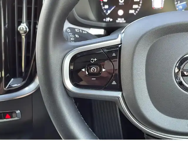 ボルボ Ｖ６０ B5 Rデザイン 愛知県 2021(令3)年 3.5万km オニキスブラックP サンルーフ/ヘッドアップディスプレイ /Bowers＆Ｗilkins /純正ナビ /フルセグTV /360度カメラ /ACC /レーンキープ/ブラインドスポット/黒半革 /全席シートヒーター /パワーバックドア /ETC /ワイヤレス充電/純正ドライブレコーダー/純正19インチアルミ/スマートキー