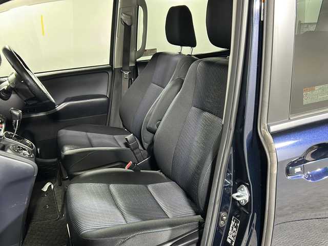 トヨタ ヴォクシー ZS 沖縄県 2014(平26)年 5.6万km ブラッキッシュアゲハガラスフレーク 禁煙車/8人乗り/両側パワースライドドア/純正ナビ　NSZT-W62G/【CD/DVD/フルセグTV/BT】/WAC/バックカメラ/ドライブレコーダー/ビルトインETC/横滑り防止装置/サンシェード/プッシュスタート/スマートキー/スペアキー