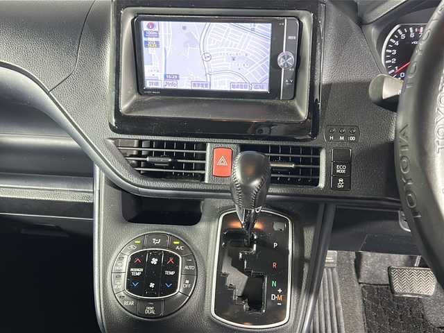 トヨタ ヴォクシー ZS 沖縄県 2014(平26)年 5.6万km ブラッキッシュアゲハガラスフレーク 禁煙車/8人乗り/両側パワースライドドア/純正ナビ　NSZT-W62G/【CD/DVD/フルセグTV/BT】/WAC/バックカメラ/ドライブレコーダー/ビルトインETC/横滑り防止装置/サンシェード/プッシュスタート/スマートキー/スペアキー