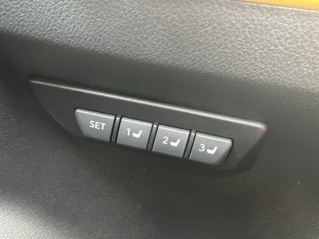 レクサス ＮＸ 300h Fスポーツ 静岡県 2020(令2)年 4.1万km ソニックチタニウム 純正ナビ/・ラジオ/フルセグTV/・CD/DVD/SD/USB/Bluetooth/AUX/Miracast/主要装備/・レーダークルーズコントロール　/・ＥＴＣ２．０　/・全方位カメラ　/・パワーバックドア　/・純正フロアマット　/・ステアリングリモコン　/・ハンドルヒーター　/・シートメモリー　/・パドルシフト　/・レーンキープアシスト/・BSM/・オートホールド/・SOSコール/・ロードサインアシスト/・ヒーテッドドアミラー/・純正アルミホイール/・レザーシート/・シートヒーター/・エアシート/・三眼LEDヘッドライト/・オートライト/・オートハイビーム/・パワーシート/・スマートキー/・プッシュスタート
