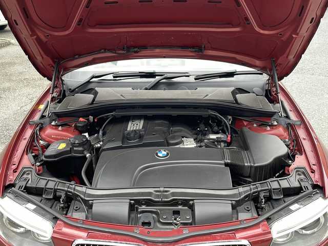 ＢＭＷ １２０ｉ カブリオレ Mスポーツ 大阪府 2011(平23)年 7.1万km バーミリオン・レッド 純正メモリナビ/・CD/FM/AM/Bluetooth/ETC/ドライブレコーダー/バックカメラ/衝突軽減ブレーキ/盗難防止装置/革巻きステアリング/ステアリングリモコン/パドルシフト/パワーシート（D席+N席）/シートヒーター（D席+N席）/白色レザーシート/電動格納ミラー/フリップダウンモニター/コーナーセンサー/フォグランプ/オートライト/オートエアコン/スマートキー/プッシュスタート/12V電源/USBジャック/純正16インチアルミホイール/ナビ取扱説明書/保証書