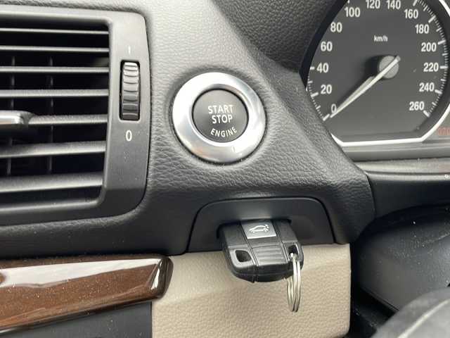ＢＭＷ １２０ｉ カブリオレ Mスポーツ 大阪府 2011(平23)年 7.1万km バーミリオン・レッド 純正メモリナビ/・CD/FM/AM/Bluetooth/ETC/ドライブレコーダー/バックカメラ/衝突軽減ブレーキ/盗難防止装置/革巻きステアリング/ステアリングリモコン/パドルシフト/パワーシート（D席+N席）/シートヒーター（D席+N席）/白色レザーシート/電動格納ミラー/フリップダウンモニター/コーナーセンサー/フォグランプ/オートライト/オートエアコン/スマートキー/プッシュスタート/12V電源/USBジャック/純正16インチアルミホイール/ナビ取扱説明書/保証書