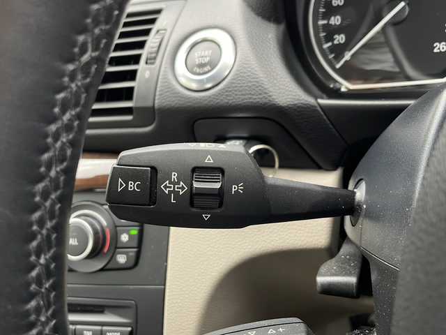 ＢＭＷ １２０ｉ カブリオレ Mスポーツ 大阪府 2011(平23)年 7.1万km バーミリオン・レッド 純正メモリナビ/・CD/FM/AM/Bluetooth/ETC/ドライブレコーダー/バックカメラ/衝突軽減ブレーキ/盗難防止装置/革巻きステアリング/ステアリングリモコン/パドルシフト/パワーシート（D席+N席）/シートヒーター（D席+N席）/白色レザーシート/電動格納ミラー/フリップダウンモニター/コーナーセンサー/フォグランプ/オートライト/オートエアコン/スマートキー/プッシュスタート/12V電源/USBジャック/純正16インチアルミホイール/ナビ取扱説明書/保証書
