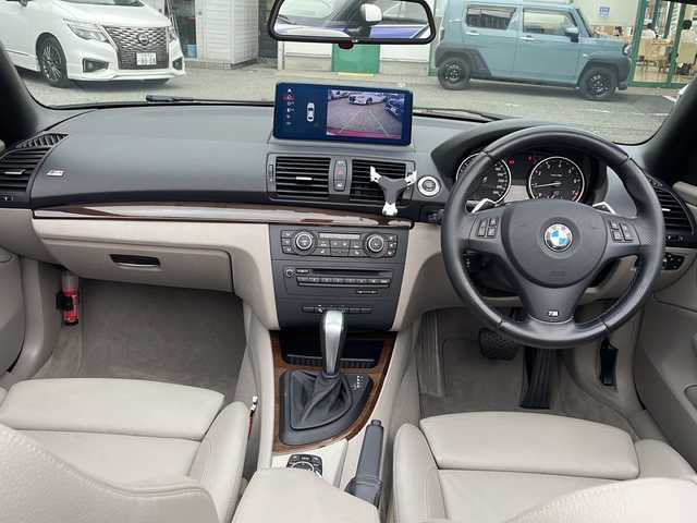 ＢＭＷ １２０ｉ カブリオレ Mスポーツ 大阪府 2011(平23)年 7.1万km バーミリオン・レッド 純正メモリナビ/・CD/FM/AM/Bluetooth/ETC/ドライブレコーダー/バックカメラ/衝突軽減ブレーキ/盗難防止装置/革巻きステアリング/ステアリングリモコン/パドルシフト/パワーシート（D席+N席）/シートヒーター（D席+N席）/白色レザーシート/電動格納ミラー/フリップダウンモニター/コーナーセンサー/フォグランプ/オートライト/オートエアコン/スマートキー/プッシュスタート/12V電源/USBジャック/純正16インチアルミホイール/ナビ取扱説明書/保証書