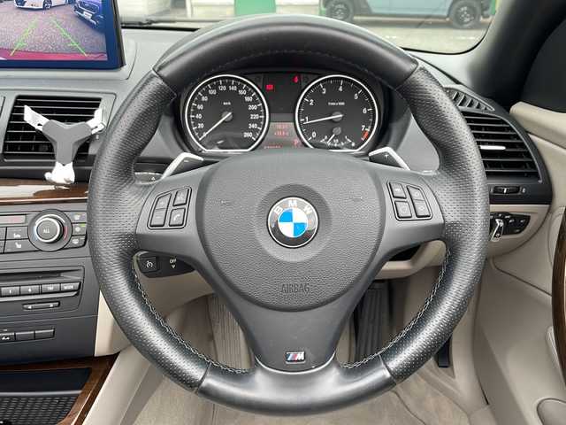 ＢＭＷ １２０ｉ カブリオレ Mスポーツ 大阪府 2011(平23)年 7.1万km バーミリオン・レッド 純正メモリナビ/・CD/FM/AM/Bluetooth/ETC/ドライブレコーダー/バックカメラ/衝突軽減ブレーキ/盗難防止装置/革巻きステアリング/ステアリングリモコン/パドルシフト/パワーシート（D席+N席）/シートヒーター（D席+N席）/白色レザーシート/電動格納ミラー/フリップダウンモニター/コーナーセンサー/フォグランプ/オートライト/オートエアコン/スマートキー/プッシュスタート/12V電源/USBジャック/純正16インチアルミホイール/ナビ取扱説明書/保証書