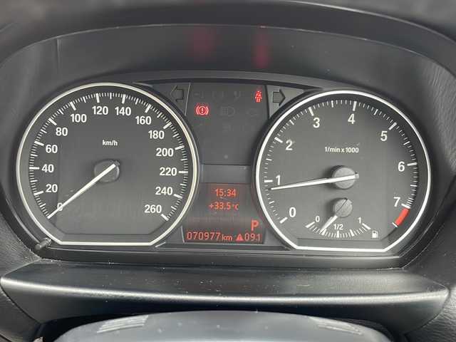 ＢＭＷ １２０ｉ カブリオレ Mスポーツ 大阪府 2011(平23)年 7.1万km バーミリオン・レッド 純正メモリナビ/・CD/FM/AM/Bluetooth/ETC/ドライブレコーダー/バックカメラ/衝突軽減ブレーキ/盗難防止装置/革巻きステアリング/ステアリングリモコン/パドルシフト/パワーシート（D席+N席）/シートヒーター（D席+N席）/白色レザーシート/電動格納ミラー/フリップダウンモニター/コーナーセンサー/フォグランプ/オートライト/オートエアコン/スマートキー/プッシュスタート/12V電源/USBジャック/純正16インチアルミホイール/ナビ取扱説明書/保証書