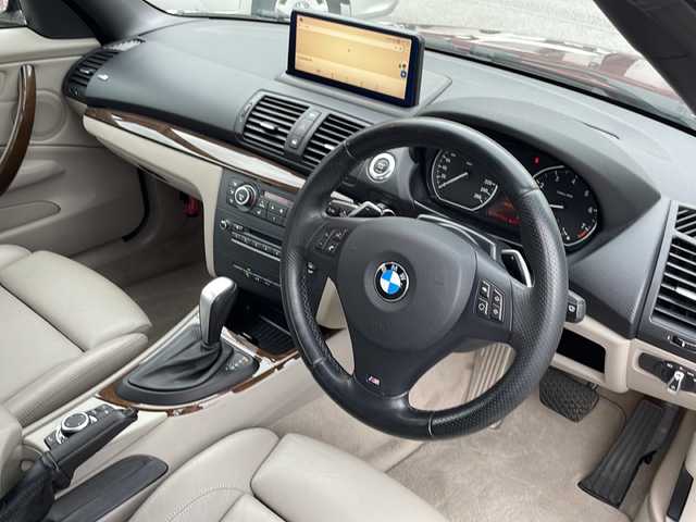 ＢＭＷ １２０ｉ カブリオレ Mスポーツ 大阪府 2011(平23)年 7.1万km バーミリオン・レッド 純正メモリナビ/・CD/FM/AM/Bluetooth/ETC/ドライブレコーダー/バックカメラ/衝突軽減ブレーキ/盗難防止装置/革巻きステアリング/ステアリングリモコン/パドルシフト/パワーシート（D席+N席）/シートヒーター（D席+N席）/白色レザーシート/電動格納ミラー/フリップダウンモニター/コーナーセンサー/フォグランプ/オートライト/オートエアコン/スマートキー/プッシュスタート/12V電源/USBジャック/純正16インチアルミホイール/ナビ取扱説明書/保証書