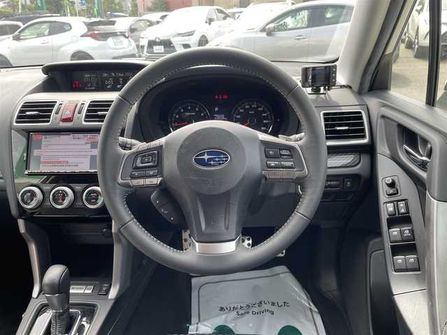 スバル フォレスター S－リミテッド 神奈川県 2015(平27)年 5万km クリスタルホワイトP 社外ナビ/　・Bluetooth/DVD/SD/　・フルセグTV/　・バックカメラ/EyeSight/　・全車速追従機能付クルーズコントロール/　・プリクラッシュブレーキ/　・AT誤発進抑制制度/　・車線逸脱警報/　・ふらつき警報/　・先行車発進お知らせ/前席パワーシート/前席シートヒーター/ビルトインETC/純正18インチホイール/フロアマット/スマートキー×２/取扱説明書/新車時手帳