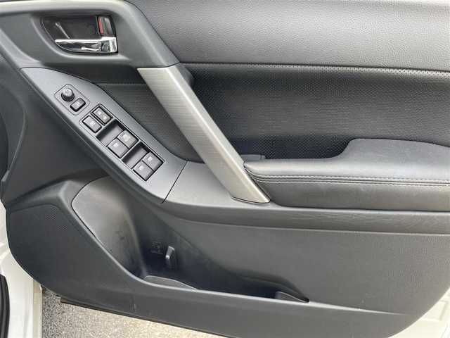 スバル フォレスター S－リミテッド 神奈川県 2015(平27)年 5万km クリスタルホワイトP 社外ナビ/　・Bluetooth/DVD/SD/　・フルセグTV/　・バックカメラ/EyeSight/　・全車速追従機能付クルーズコントロール/　・プリクラッシュブレーキ/　・AT誤発進抑制制度/　・車線逸脱警報/　・ふらつき警報/　・先行車発進お知らせ/前席パワーシート/前席シートヒーター/ビルトインETC/純正18インチホイール/フロアマット/スマートキー×２/取扱説明書/新車時手帳