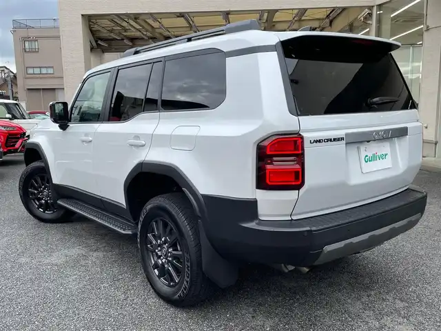 トヨタ ランドクルーザー ２５０ VX 神奈川県 2024(令6)年 0.9万km プラチナホワイトパールマイカ ワンオーナー/サンルーフ/黒革シート/純正メモリーナビ・地デジTV/純正USB/BT/Miracast/パノラマモニター/ビルトインETC2.0/トヨタセーフティセンス/レーダークルーズコントロール/PCS/LDA/BSM/PDA/RCTA/PKSB/RSA/コーナーセンサー/オートハイビーム/純正18インチAW/LEDライト/LEDフォグ/ルーフレール/運転席パワーシート/前席シートヒーター/エアシート/ステアリングヒーター/プッシュスタート/スマートキー×2/R6/7年ディーラー整備記録/保証書・ユーザーガイドあり