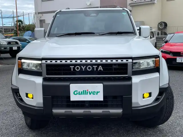 トヨタ ランドクルーザー ２５０ VX 神奈川県 2024(令6)年 0.9万km プラチナホワイトパールマイカ ワンオーナー/サンルーフ/黒革シート/純正メモリーナビ・地デジTV/純正USB/BT/Miracast/パノラマモニター/ビルトインETC2.0/トヨタセーフティセンス/レーダークルーズコントロール/PCS/LDA/BSM/PDA/RCTA/PKSB/RSA/コーナーセンサー/オートハイビーム/純正18インチAW/LEDライト/LEDフォグ/ルーフレール/運転席パワーシート/前席シートヒーター/エアシート/ステアリングヒーター/プッシュスタート/スマートキー×2/R6/7年ディーラー整備記録/保証書・ユーザーガイドあり