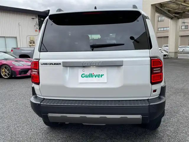 トヨタ ランドクルーザー ２５０ VX 神奈川県 2024(令6)年 0.9万km プラチナホワイトパールマイカ ワンオーナー/サンルーフ/黒革シート/純正メモリーナビ・地デジTV/純正USB/BT/Miracast/パノラマモニター/ビルトインETC2.0/トヨタセーフティセンス/レーダークルーズコントロール/PCS/LDA/BSM/PDA/RCTA/PKSB/RSA/コーナーセンサー/オートハイビーム/純正18インチAW/LEDライト/LEDフォグ/ルーフレール/運転席パワーシート/前席シートヒーター/エアシート/ステアリングヒーター/プッシュスタート/スマートキー×2/R6/7年ディーラー整備記録/保証書・ユーザーガイドあり