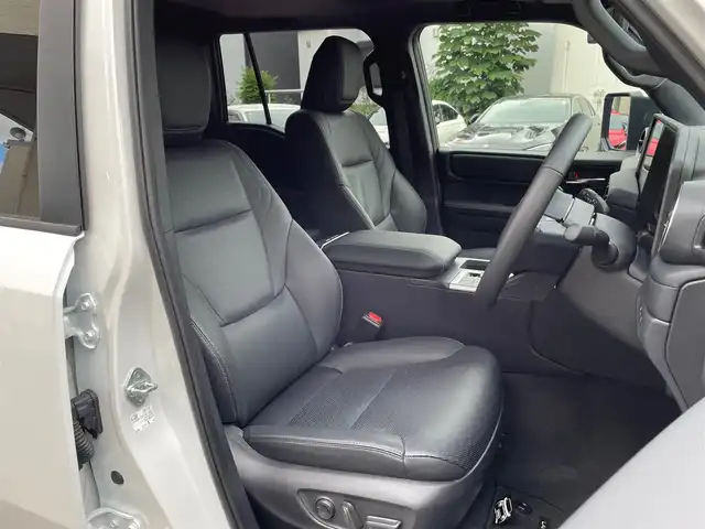 トヨタ ランドクルーザー ２５０ VX 神奈川県 2024(令6)年 0.9万km プラチナホワイトパールマイカ ワンオーナー/サンルーフ/黒革シート/純正メモリーナビ・地デジTV/純正USB/BT/Miracast/パノラマモニター/ビルトインETC2.0/トヨタセーフティセンス/レーダークルーズコントロール/PCS/LDA/BSM/PDA/RCTA/PKSB/RSA/コーナーセンサー/オートハイビーム/純正18インチAW/LEDライト/LEDフォグ/ルーフレール/運転席パワーシート/前席シートヒーター/エアシート/ステアリングヒーター/プッシュスタート/スマートキー×2/R6/7年ディーラー整備記録/保証書・ユーザーガイドあり