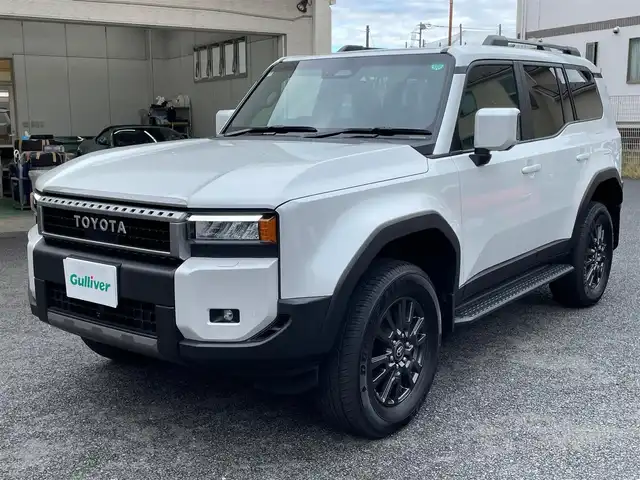 トヨタ ランドクルーザー ２５０ VX 神奈川県 2024(令6)年 0.9万km プラチナホワイトパールマイカ ワンオーナー/サンルーフ/黒革シート/純正メモリーナビ・地デジTV/純正USB/BT/Miracast/パノラマモニター/ビルトインETC2.0/トヨタセーフティセンス/レーダークルーズコントロール/PCS/LDA/BSM/PDA/RCTA/PKSB/RSA/コーナーセンサー/オートハイビーム/純正18インチAW/LEDライト/LEDフォグ/ルーフレール/運転席パワーシート/前席シートヒーター/エアシート/ステアリングヒーター/プッシュスタート/スマートキー×2/R6/7年ディーラー整備記録/保証書・ユーザーガイドあり