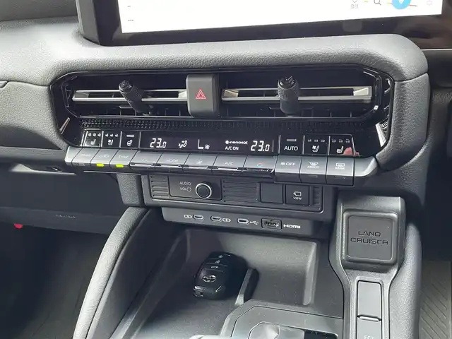 トヨタ ランドクルーザー ２５０ VX 神奈川県 2024(令6)年 0.9万km プラチナホワイトパールマイカ ワンオーナー/サンルーフ/黒革シート/純正メモリーナビ・地デジTV/純正USB/BT/Miracast/パノラマモニター/ビルトインETC2.0/トヨタセーフティセンス/レーダークルーズコントロール/PCS/LDA/BSM/PDA/RCTA/PKSB/RSA/コーナーセンサー/オートハイビーム/純正18インチAW/LEDライト/LEDフォグ/ルーフレール/運転席パワーシート/前席シートヒーター/エアシート/ステアリングヒーター/プッシュスタート/スマートキー×2/R6/7年ディーラー整備記録/保証書・ユーザーガイドあり