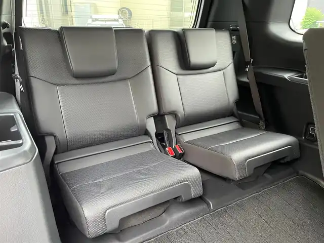 トヨタ ランドクルーザー ２５０ VX 神奈川県 2024(令6)年 0.9万km プラチナホワイトパールマイカ ワンオーナー/サンルーフ/黒革シート/純正メモリーナビ・地デジTV/純正USB/BT/Miracast/パノラマモニター/ビルトインETC2.0/トヨタセーフティセンス/レーダークルーズコントロール/PCS/LDA/BSM/PDA/RCTA/PKSB/RSA/コーナーセンサー/オートハイビーム/純正18インチAW/LEDライト/LEDフォグ/ルーフレール/運転席パワーシート/前席シートヒーター/エアシート/ステアリングヒーター/プッシュスタート/スマートキー×2/R6/7年ディーラー整備記録/保証書・ユーザーガイドあり