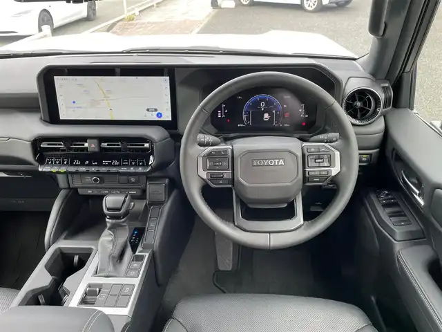 トヨタ ランドクルーザー ２５０ VX 神奈川県 2024(令6)年 0.9万km プラチナホワイトパールマイカ ワンオーナー/サンルーフ/黒革シート/純正メモリーナビ・地デジTV/純正USB/BT/Miracast/パノラマモニター/ビルトインETC2.0/トヨタセーフティセンス/レーダークルーズコントロール/PCS/LDA/BSM/PDA/RCTA/PKSB/RSA/コーナーセンサー/オートハイビーム/純正18インチAW/LEDライト/LEDフォグ/ルーフレール/運転席パワーシート/前席シートヒーター/エアシート/ステアリングヒーター/プッシュスタート/スマートキー×2/R6/7年ディーラー整備記録/保証書・ユーザーガイドあり