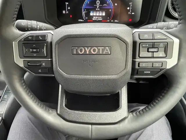 トヨタ ランドクルーザー ２５０ VX 神奈川県 2024(令6)年 0.9万km プラチナホワイトパールマイカ ワンオーナー/サンルーフ/黒革シート/純正メモリーナビ・地デジTV/純正USB/BT/Miracast/パノラマモニター/ビルトインETC2.0/トヨタセーフティセンス/レーダークルーズコントロール/PCS/LDA/BSM/PDA/RCTA/PKSB/RSA/コーナーセンサー/オートハイビーム/純正18インチAW/LEDライト/LEDフォグ/ルーフレール/運転席パワーシート/前席シートヒーター/エアシート/ステアリングヒーター/プッシュスタート/スマートキー×2/R6/7年ディーラー整備記録/保証書・ユーザーガイドあり