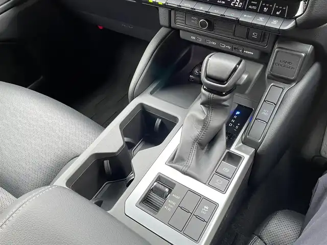 トヨタ ランドクルーザー ２５０ VX 神奈川県 2024(令6)年 0.9万km プラチナホワイトパールマイカ ワンオーナー/サンルーフ/黒革シート/純正メモリーナビ・地デジTV/純正USB/BT/Miracast/パノラマモニター/ビルトインETC2.0/トヨタセーフティセンス/レーダークルーズコントロール/PCS/LDA/BSM/PDA/RCTA/PKSB/RSA/コーナーセンサー/オートハイビーム/純正18インチAW/LEDライト/LEDフォグ/ルーフレール/運転席パワーシート/前席シートヒーター/エアシート/ステアリングヒーター/プッシュスタート/スマートキー×2/R6/7年ディーラー整備記録/保証書・ユーザーガイドあり