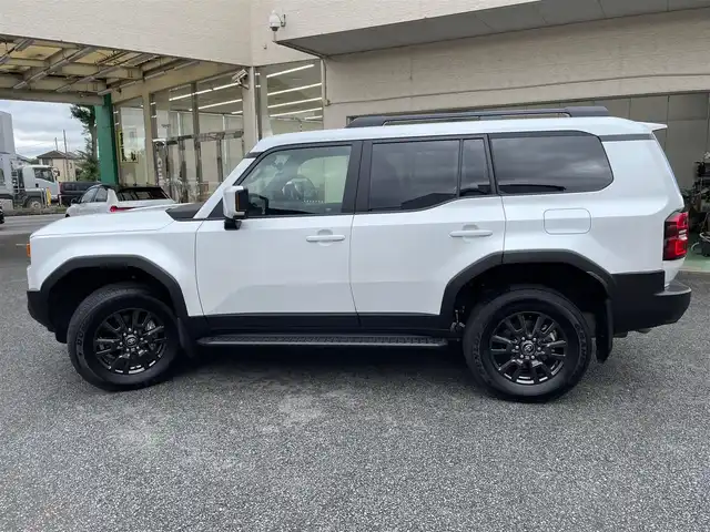 トヨタ ランドクルーザー ２５０ VX 神奈川県 2024(令6)年 0.9万km プラチナホワイトパールマイカ ワンオーナー/サンルーフ/黒革シート/純正メモリーナビ・地デジTV/純正USB/BT/Miracast/パノラマモニター/ビルトインETC2.0/トヨタセーフティセンス/レーダークルーズコントロール/PCS/LDA/BSM/PDA/RCTA/PKSB/RSA/コーナーセンサー/オートハイビーム/純正18インチAW/LEDライト/LEDフォグ/ルーフレール/運転席パワーシート/前席シートヒーター/エアシート/ステアリングヒーター/プッシュスタート/スマートキー×2/R6/7年ディーラー整備記録/保証書・ユーザーガイドあり