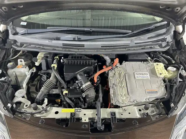 日産 ノート e－パワー メダリスト 佐賀県 2017(平29)年 2.9万km インペリアルアンバーP 純正ナビ/フルセグTV/DVD/CD/Bluetooth/FM/AM/衝突軽減被害軽減システム/レーンキープアシスト/先行車発進検知/全方位カメラ/コーナーセンサー/プッシュスタート/ETC/純正ドライブレコーダー/ハーフレザーシート/デジタルインナーミラー/LEDヘッドライト/フォグランプ/ウィンカーミラー/電動格納ミラー/ドアバイザー/ドライブモード切替