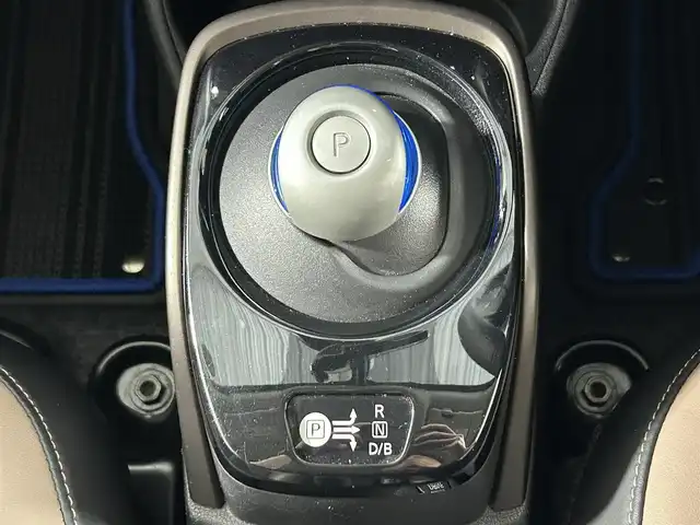 日産 ノート e－パワー メダリスト 佐賀県 2017(平29)年 2.9万km インペリアルアンバーP 純正ナビ/フルセグTV/DVD/CD/Bluetooth/FM/AM/衝突軽減被害軽減システム/レーンキープアシスト/先行車発進検知/全方位カメラ/コーナーセンサー/プッシュスタート/ETC/純正ドライブレコーダー/ハーフレザーシート/デジタルインナーミラー/LEDヘッドライト/フォグランプ/ウィンカーミラー/電動格納ミラー/ドアバイザー/ドライブモード切替