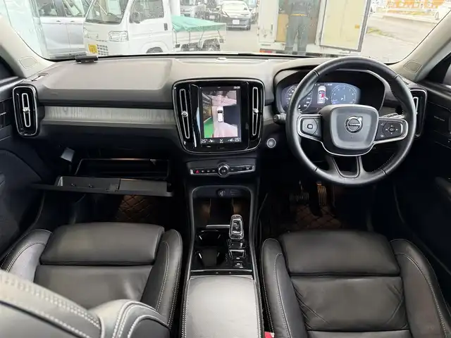 ボルボ ＸＣ４０ T4 AWD インスクリプション 京都府 2019(令1)年 2.3万km クリスタルホワイトP AWD/ターボ/パノラマガラスサンルーフ/パークアシストパイロット/純正HDDナビ、地デジ、Bluetooth/Apple car play/Android auto/USB端子/haman/kardonプレミアムサウンド/パノラミックビューモニター/前席パワーシート/前席シートヒーター/ハンドルヒーター/運転席メモリーシート/ブラインドスポットモニター/クルーズコントロール/アクティブベンディング機能付LEDヘッドランプ/LEDフォグランプ/前後ドライブレコーダー/記録簿R4、R6有り/保証書/取扱説明書