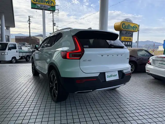 ボルボ ＸＣ４０ T4 AWD インスクリプション 京都府 2019(令1)年 2.3万km クリスタルホワイトP AWD/ターボ/パノラマガラスサンルーフ/パークアシストパイロット/純正HDDナビ、地デジ、Bluetooth/Apple car play/Android auto/USB端子/haman/kardonプレミアムサウンド/パノラミックビューモニター/前席パワーシート/前席シートヒーター/ハンドルヒーター/運転席メモリーシート/ブラインドスポットモニター/クルーズコントロール/アクティブベンディング機能付LEDヘッドランプ/LEDフォグランプ/前後ドライブレコーダー/記録簿R4、R6有り/保証書/取扱説明書