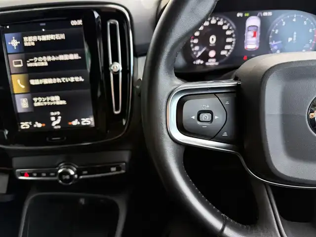 ボルボ ＸＣ４０ T4 AWD インスクリプション 京都府 2019(令1)年 2.3万km クリスタルホワイトP AWD/ターボ/パノラマガラスサンルーフ/パークアシストパイロット/純正HDDナビ、地デジ、Bluetooth/Apple car play/Android auto/USB端子/haman/kardonプレミアムサウンド/パノラミックビューモニター/前席パワーシート/前席シートヒーター/ハンドルヒーター/運転席メモリーシート/ブラインドスポットモニター/クルーズコントロール/アクティブベンディング機能付LEDヘッドランプ/LEDフォグランプ/前後ドライブレコーダー/記録簿R4、R6有り/保証書/取扱説明書