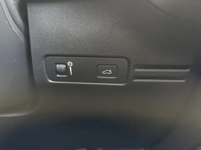 ボルボ ＸＣ４０ T4 AWD インスクリプション 京都府 2019(令1)年 2.3万km クリスタルホワイトP AWD/ターボ/パノラマガラスサンルーフ/パークアシストパイロット/純正HDDナビ、地デジ、Bluetooth/Apple car play/Android auto/USB端子/haman/kardonプレミアムサウンド/パノラミックビューモニター/前席パワーシート/前席シートヒーター/ハンドルヒーター/運転席メモリーシート/ブラインドスポットモニター/クルーズコントロール/アクティブベンディング機能付LEDヘッドランプ/LEDフォグランプ/前後ドライブレコーダー/記録簿R4、R6有り/保証書/取扱説明書