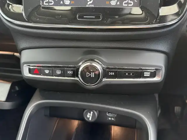 ボルボ ＸＣ４０ T4 AWD インスクリプション 京都府 2019(令1)年 2.3万km クリスタルホワイトP AWD/ターボ/パノラマガラスサンルーフ/パークアシストパイロット/純正HDDナビ、地デジ、Bluetooth/Apple car play/Android auto/USB端子/haman/kardonプレミアムサウンド/パノラミックビューモニター/前席パワーシート/前席シートヒーター/ハンドルヒーター/運転席メモリーシート/ブラインドスポットモニター/クルーズコントロール/アクティブベンディング機能付LEDヘッドランプ/LEDフォグランプ/前後ドライブレコーダー/記録簿R4、R6有り/保証書/取扱説明書