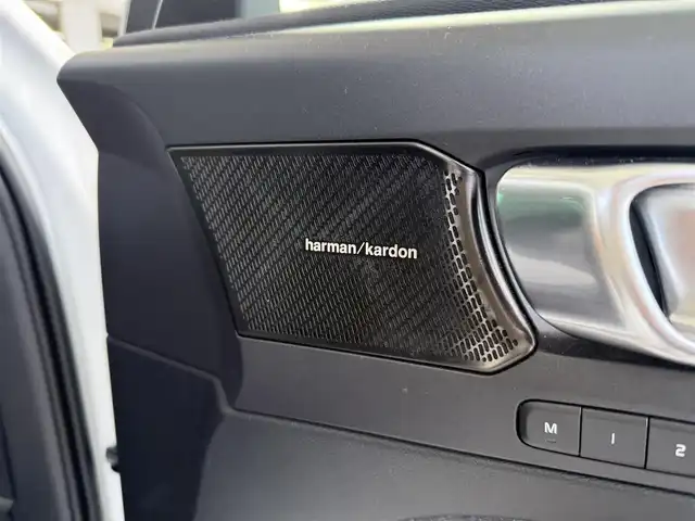 ボルボ ＸＣ４０ T4 AWD インスクリプション 京都府 2019(令1)年 2.3万km クリスタルホワイトP AWD/ターボ/パノラマガラスサンルーフ/パークアシストパイロット/純正HDDナビ、地デジ、Bluetooth/Apple car play/Android auto/USB端子/haman/kardonプレミアムサウンド/パノラミックビューモニター/前席パワーシート/前席シートヒーター/ハンドルヒーター/運転席メモリーシート/ブラインドスポットモニター/クルーズコントロール/アクティブベンディング機能付LEDヘッドランプ/LEDフォグランプ/前後ドライブレコーダー/記録簿R4、R6有り/保証書/取扱説明書