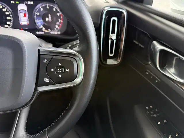 ボルボ ＸＣ４０ T4 AWD インスクリプション 京都府 2019(令1)年 2.3万km クリスタルホワイトP AWD/ターボ/パノラマガラスサンルーフ/パークアシストパイロット/純正HDDナビ、地デジ、Bluetooth/Apple car play/Android auto/USB端子/haman/kardonプレミアムサウンド/パノラミックビューモニター/前席パワーシート/前席シートヒーター/ハンドルヒーター/運転席メモリーシート/ブラインドスポットモニター/クルーズコントロール/アクティブベンディング機能付LEDヘッドランプ/LEDフォグランプ/前後ドライブレコーダー/記録簿R4、R6有り/保証書/取扱説明書