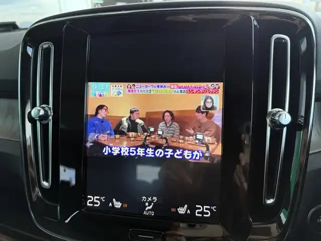 ボルボ ＸＣ４０ T4 AWD インスクリプション 京都府 2019(令1)年 2.3万km クリスタルホワイトP AWD/ターボ/パノラマガラスサンルーフ/パークアシストパイロット/純正HDDナビ、地デジ、Bluetooth/Apple car play/Android auto/USB端子/haman/kardonプレミアムサウンド/パノラミックビューモニター/前席パワーシート/前席シートヒーター/ハンドルヒーター/運転席メモリーシート/ブラインドスポットモニター/クルーズコントロール/アクティブベンディング機能付LEDヘッドランプ/LEDフォグランプ/前後ドライブレコーダー/記録簿R4、R6有り/保証書/取扱説明書