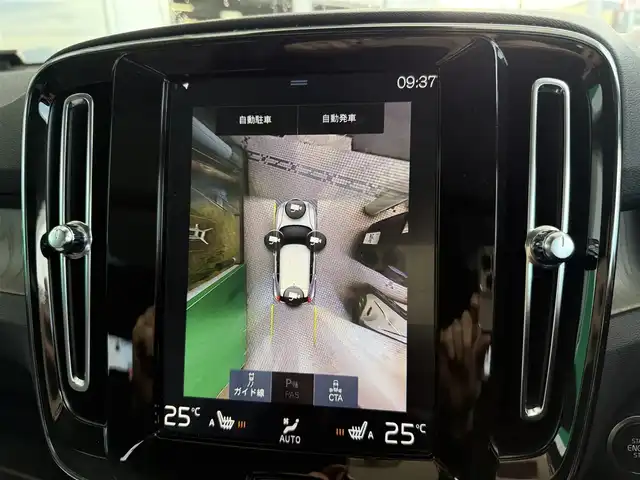 ボルボ ＸＣ４０ T4 AWD インスクリプション 京都府 2019(令1)年 2.3万km クリスタルホワイトP AWD/ターボ/パノラマガラスサンルーフ/パークアシストパイロット/純正HDDナビ、地デジ、Bluetooth/Apple car play/Android auto/USB端子/haman/kardonプレミアムサウンド/パノラミックビューモニター/前席パワーシート/前席シートヒーター/ハンドルヒーター/運転席メモリーシート/ブラインドスポットモニター/クルーズコントロール/アクティブベンディング機能付LEDヘッドランプ/LEDフォグランプ/前後ドライブレコーダー/記録簿R4、R6有り/保証書/取扱説明書