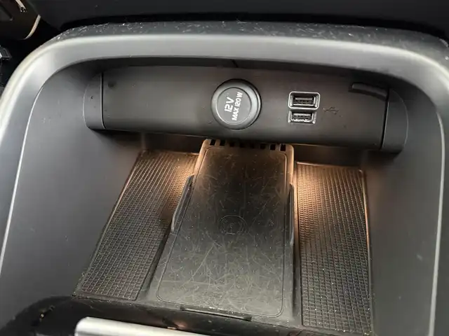 ボルボ ＸＣ４０ T4 AWD インスクリプション 京都府 2019(令1)年 2.3万km クリスタルホワイトP AWD/ターボ/パノラマガラスサンルーフ/パークアシストパイロット/純正HDDナビ、地デジ、Bluetooth/Apple car play/Android auto/USB端子/haman/kardonプレミアムサウンド/パノラミックビューモニター/前席パワーシート/前席シートヒーター/ハンドルヒーター/運転席メモリーシート/ブラインドスポットモニター/クルーズコントロール/アクティブベンディング機能付LEDヘッドランプ/LEDフォグランプ/前後ドライブレコーダー/記録簿R4、R6有り/保証書/取扱説明書