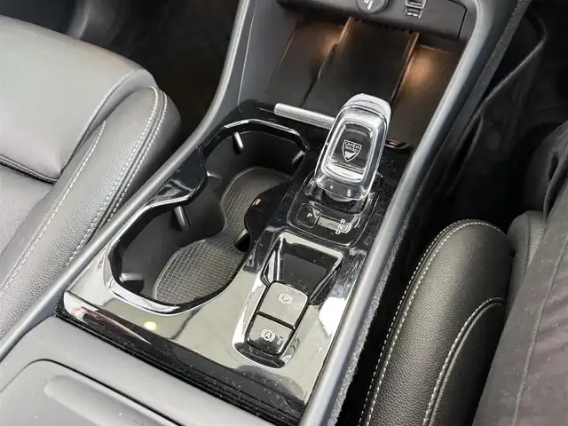 ボルボ ＸＣ４０ T4 AWD インスクリプション 京都府 2019(令1)年 2.3万km クリスタルホワイトP AWD/ターボ/パノラマガラスサンルーフ/パークアシストパイロット/純正HDDナビ、地デジ、Bluetooth/Apple car play/Android auto/USB端子/haman/kardonプレミアムサウンド/パノラミックビューモニター/前席パワーシート/前席シートヒーター/ハンドルヒーター/運転席メモリーシート/ブラインドスポットモニター/クルーズコントロール/アクティブベンディング機能付LEDヘッドランプ/LEDフォグランプ/前後ドライブレコーダー/記録簿R4、R6有り/保証書/取扱説明書