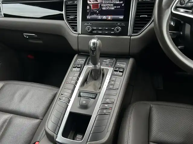 ポルシェ マカン S 茨城県 2016(平28)年 6.4万km ジェットブラック 中期型 /レザ-インテリアパッケージ /アゲ-トグレ-インテリア /黒革 /パワ-シ-ト /パワ-テ-ルゲ-ト /PCMナビ /BT/USB /バックカメラ /パ-キングセンサ- /レ-ンキ-プアシスト /クル-ズコントロ-ル /キセノンヘッドライト /ETC /禁煙車