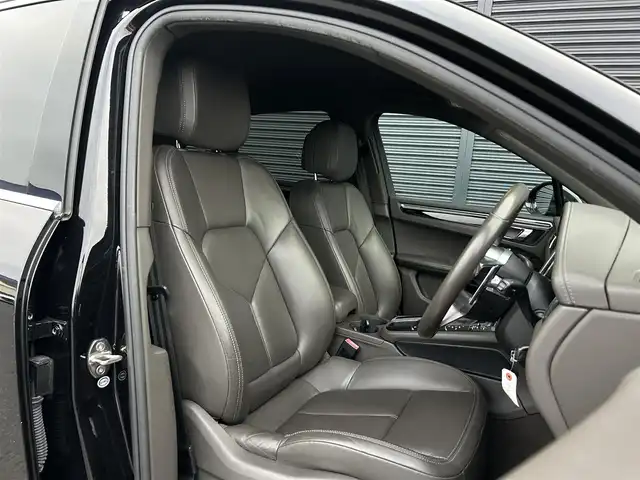 ポルシェ マカン S 茨城県 2016(平28)年 6.4万km ジェットブラック 中期型 /レザ-インテリアパッケージ /アゲ-トグレ-インテリア /黒革 /パワ-シ-ト /パワ-テ-ルゲ-ト /PCMナビ /BT/USB /バックカメラ /パ-キングセンサ- /レ-ンキ-プアシスト /クル-ズコントロ-ル /キセノンヘッドライト /ETC /禁煙車