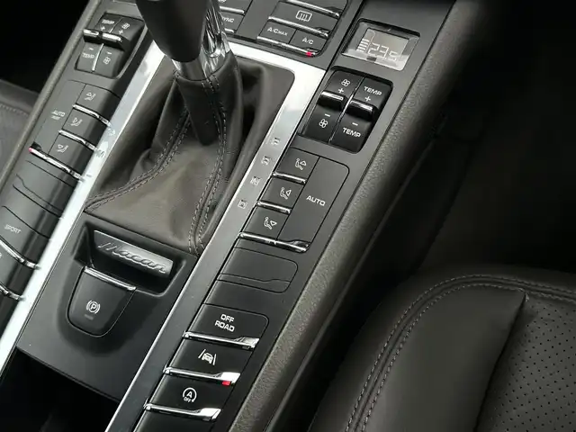 ポルシェ マカン S 茨城県 2016(平28)年 6.4万km ジェットブラック 中期型 /レザ-インテリアパッケージ /アゲ-トグレ-インテリア /黒革 /パワ-シ-ト /パワ-テ-ルゲ-ト /PCMナビ /BT/USB /バックカメラ /パ-キングセンサ- /レ-ンキ-プアシスト /クル-ズコントロ-ル /キセノンヘッドライト /ETC /禁煙車