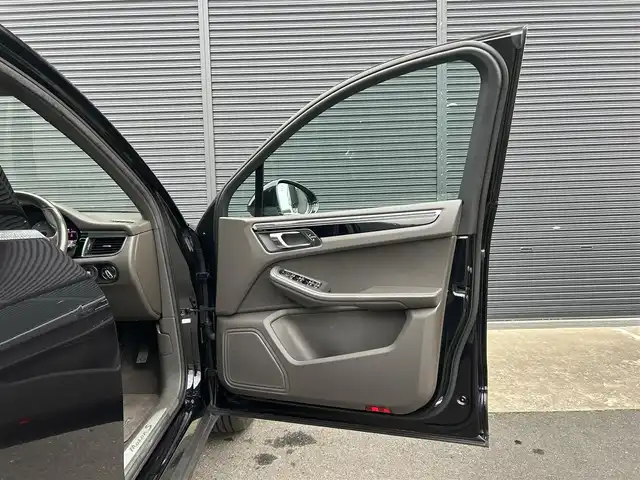 ポルシェ マカン S 茨城県 2016(平28)年 6.4万km ジェットブラック 中期型 /レザ-インテリアパッケージ /アゲ-トグレ-インテリア /黒革 /パワ-シ-ト /パワ-テ-ルゲ-ト /PCMナビ /BT/USB /バックカメラ /パ-キングセンサ- /レ-ンキ-プアシスト /クル-ズコントロ-ル /キセノンヘッドライト /ETC /禁煙車