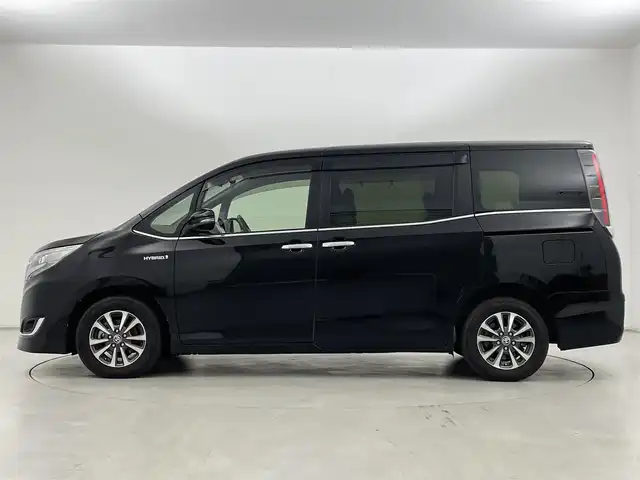 トヨタ エスクァイア ハイブリッド Xi 群馬県 2019(平31)年 11.9万km ブラック SRSエアバック(サイド/カーテン)/＝＝＝＝＝/純正9インチナビ(NSZT-Y68T)/・AM/FM/CD/DVD/SD/Bluetooth/フルセグTV/バックカメラ/トヨタセーフティセンス/・プリクラッシュセーフティシステム/・レーンディパーチャーアラート/・オートマチックハイビーム/先行車発進告知機能/クルーズコントロール/純正15インチアルミホイール/片側パワースライドドア(助手席側)/プッシュスタート/スマートキー×2本