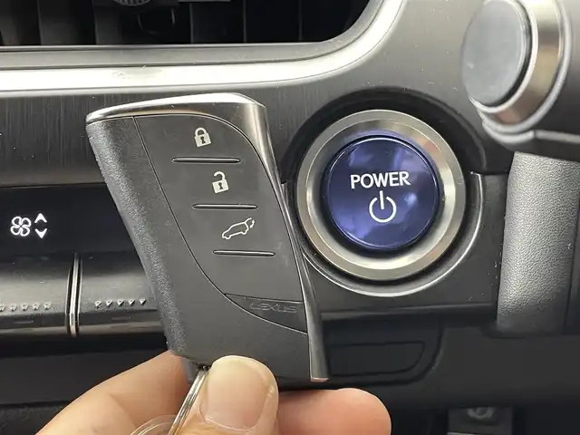 レクサス ＵＸ 250h Fスポーツ 群馬県 2021(令3)年 5.9万km ホワイトノーヴァガラスフレーク ムーンルーフ(チルト＆アウタースライド式)/パノラミックビューモニター/ブラインドスポットモニター/パーキングサポートブレーキ/三眼フルLEDヘッドランプ(ロー/ハイビーム)＆LEDフロントターンシグナルランプ/アダプティブハイビームシステム/F SPORT専用本革スポーツシート（運転席/助手席ベンチレーション/シートヒーター）/ヘッドランプクリーナー/カラーヘッドアップディスプレイ/=====/純正10.3インチナビ/・10インチディスプレイ/・AM/FM/CD/DVD/SD/フルセグTV/miracast/＝＝＝＝＝＝＝＝/ムーンルーフ　パノラミックビューモニター　三眼ＬＥＤヘッドランプ　Ｆスポーツ専用赤本革シート　シートベンチレーション　ブラインドスポットモニター　カラーヘッドアップディスプレイ　ドライブレコーダー