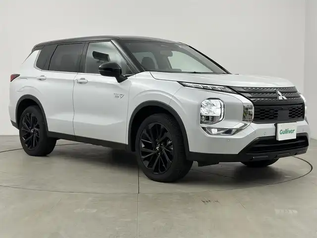三菱 アウトランダー ＰＨＥＶ ブラックエディション 愛知県 2022(令4)年 0.5万km パールⅡ メーカー純正ナビ/フルセグTV/USB/Bluetooth/AppleCarPlay/全方位カメラ/マイパイロット（アダプティブクルーズコントロール）/ワイヤレス充電/黒ハーフレザーシート/前席シートヒーター/ステアリングヒーター/パドルシフト/TVキャンセラー/純正ゴムマット/純正ブラック20インチアルミホイール/パワーバックドア/純正ゴムラゲッジマット